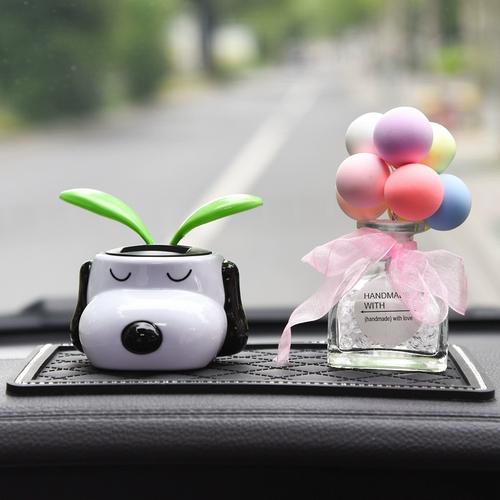 汽車擺件太陽(yáng)能搖擺蘋果花史努比狗車飾車上車載裝飾品太陽(yáng)花擺件