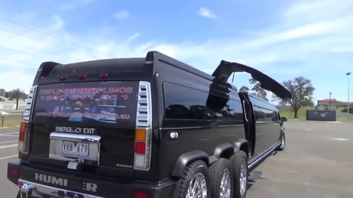 第一次見(jiàn)這種加長(zhǎng)的豪車(chē),車(chē)內(nèi)裝飾極其奢侈,真是貧窮限制想象